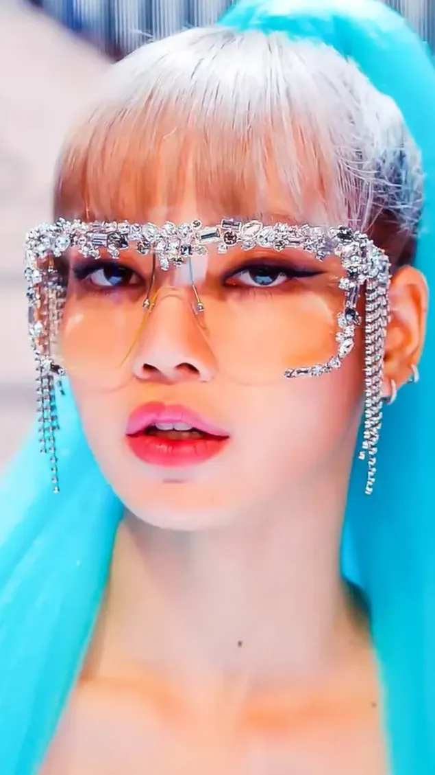 Afbeelding van Blackpink girlbandlid Lisa met met stenen versierde bril en blauw haar