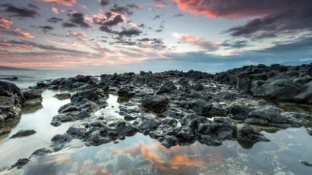 Gesamtbild des Teiches zwischen Steinen mit roten und dunklen Wolken 4K Hintergrundbild