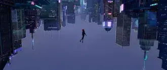 Tapeta Obrázek spidermana skákání mezi světly noční městské budovy 4K