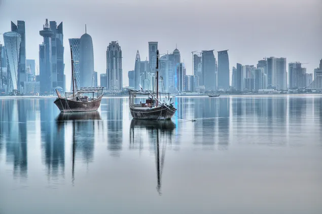 Impresionante vista de rascacielos como fondo de barcos en el mar de Doha, Qatar