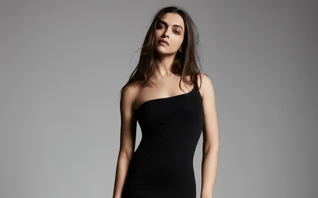 セクシーな黒のドレスを着たインドの女優ディーピカー・パードゥコーン