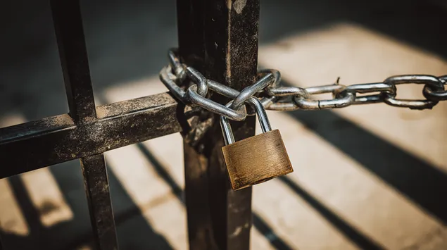 industrialna porta, obezopasena s tezhka veriga i katinar izteglyane