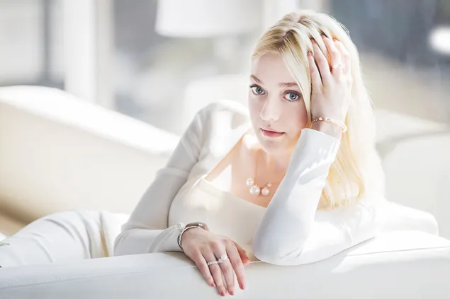 Dakota Fanning, de aspecto inocente, con un vestido blanco