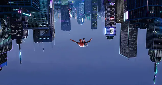 Перевернутое изображение Человека-паука, летящего над зданием 2K обои