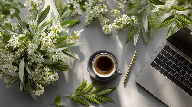 espai de treball acollidor amb cafe i vegetacio exuberant baixada