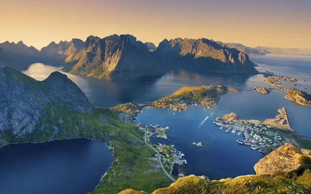 Islas hechas de rocas en el lago en el paisaje con una naturaleza magnífica