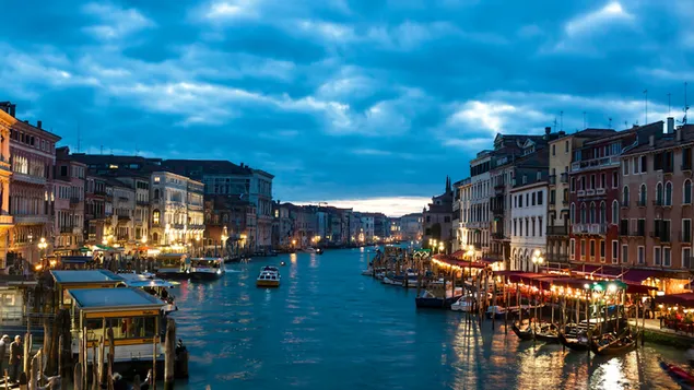 Italia, río de Venecia en la noche