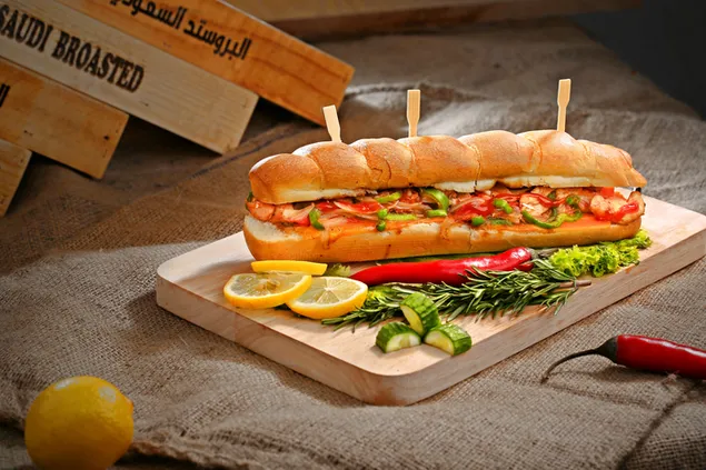 Taustakuva Italialainen voileipä viipaloidulla sitruunalla ja punaisella chilillä puulaudalla 4K