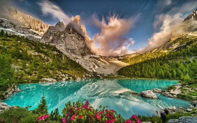 Italië met zijn prachtige natuur, meren, bergen en bloemen 2K achtergrond