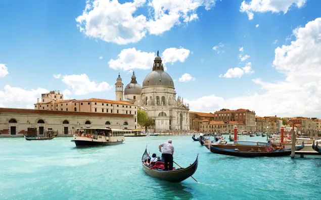イタリア、ベニスの湖でボートや船でクルージングし、曇りの晴れた日に旅行を楽しむ人々
