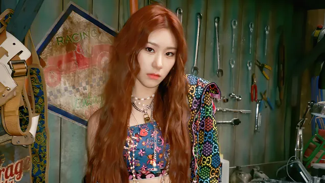 Chaeryeong ITZY dalam Syuting M/V 'Not Shy' (2020) 4K wallpaper