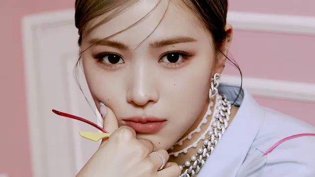 'Ryujin' ITZY yang comel dalam MV Shoot 'LOCO' (Album | Crazy in Love) 4K kertas dinding