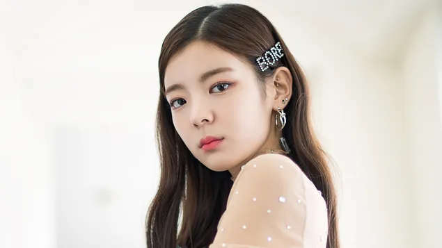 ITZY의 화려한 모델 '리아' 4K 배경화면