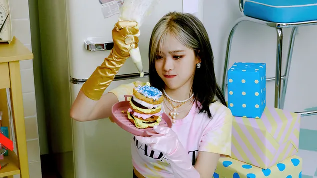 Ryujin од ITZY во фотосесијата на „LOCO“ MV (Албумот - Crazy in Love) 4K тапет