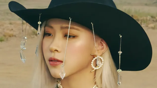 ریوجین ITZY در عکسبرداری M/V «Not Shy» (2020) کاغذدیواری  4K