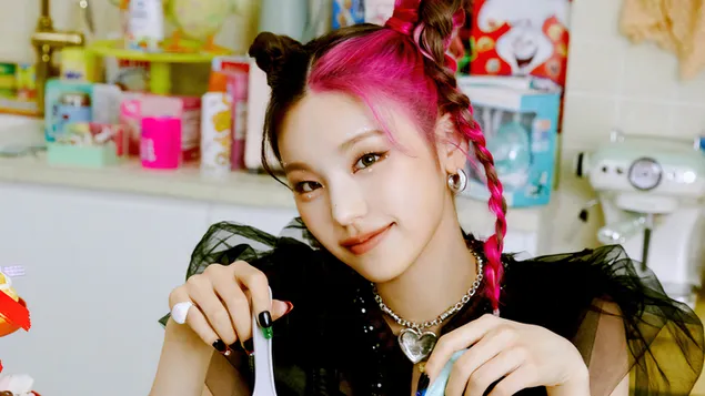 Yeji ITZY dalam Pemotretan MV 'LOCO' (Album - Crazy in Love) 4K wallpaper