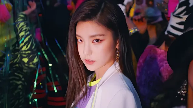 Páipéar balla Yeji ó ITZY in 'WANNABE' M/V (2020)4K