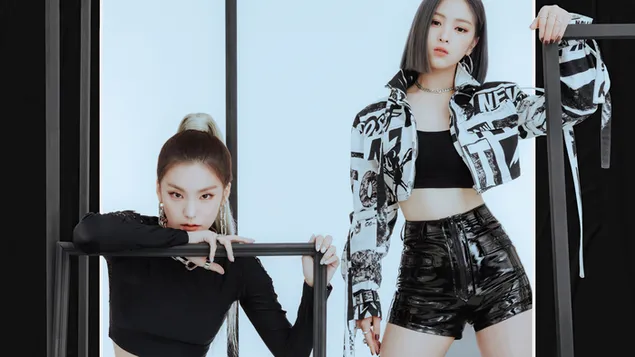 Páipéar balla Yeji's ITZY le Ryujin in 'IT'Z ME' M/V Shoot (An Albam 2020)4K
