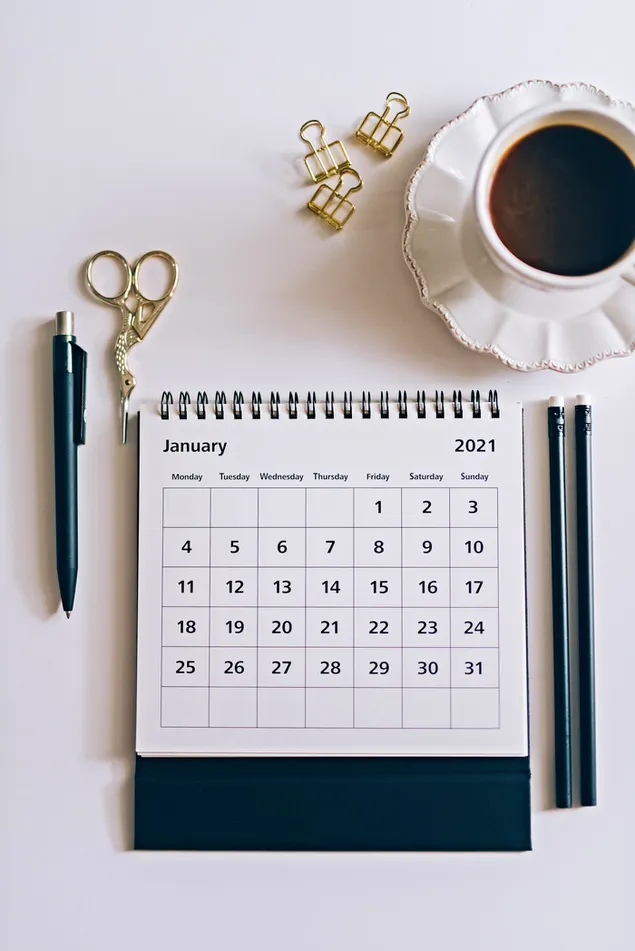 Januari 2021 Kalender dan kopi dalam cangkir putih 4K wallpaper