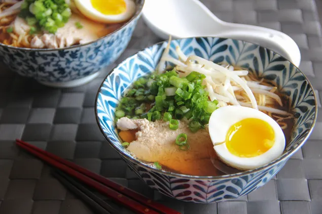Taustakuva Japanilaisen keittiön ramen lihakuutioilla, merilevällä, kamabokolla ja kampasipuli-nuudelikeitolla 4K