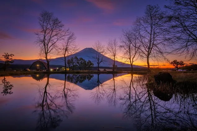 Japans meerhuislandschap bij zonsondergang 2K achtergrond