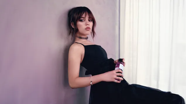 'jenna ortega' amb vestit negre baixada