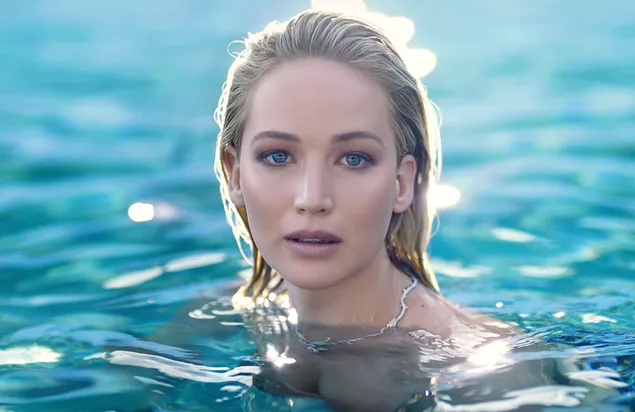 Jennifer Lawrence schwimmt im klaren Wasser