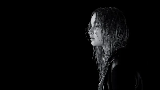 Џенифер Лоренс страничен поглед во монохроматски HD тапет