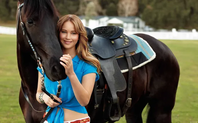 Jennifer Lawrence con un caballo