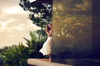 Jessica Alba în rochie albă cu fundal de copaci verzi HD imagine de fundal
