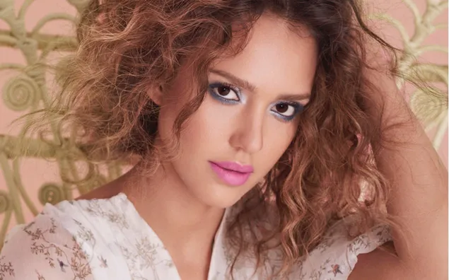 Jessica Alba com cabelo cacheado bagunçado e lábios rosados HD papel de parede