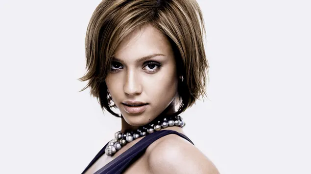 短いストレートの髪、真珠のネックレス、印象的な目を持つジェシカ アルバ 4K 壁紙