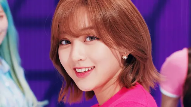 트와이스의 '해피 해피' 뮤직비디오 촬영 속 지효(K팝 밴드) 4K 배경화면