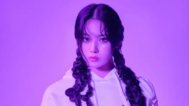 來自 NMIXX（Kpop 樂隊）的 Jiwoo 在 Love Me Like This MV 拍攝中 4K 壁紙