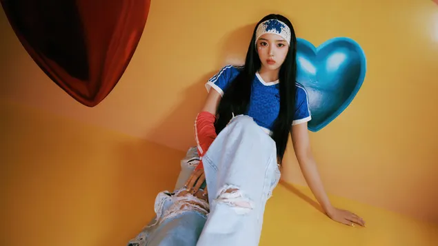 來自 NMIXX（Kpop 樂隊）的 Jiwoo - Young, Dumb, Stupid MV Shoot（Expergo 專輯） 4K 壁紙