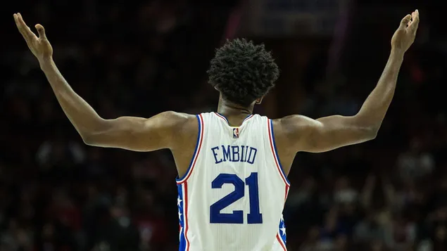 Joel embiid de espaldas giró el puño derecho en el aire con la camiseta de los Philadelphia 76ers