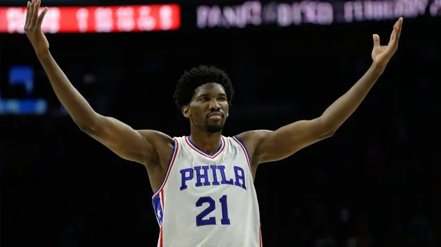 Joel embiid ambas manos en el aire