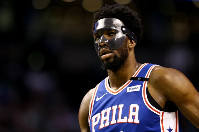 Joel embiid  with a protection mask at the match
