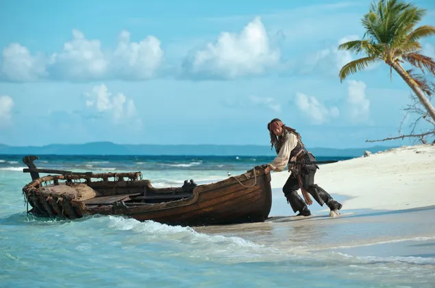 Jonny Deep, estrella de piratas de la película caribeña, empujando el barco hacia el mar con cielo nublado y palmeras en la playa