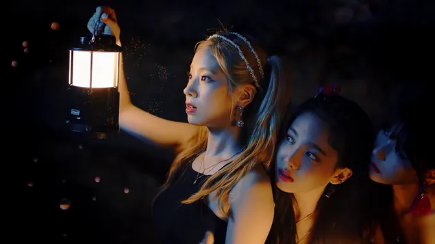 K-pop Band 'Twice' Dahyun, Nayeon & Mina di MV 'Dance the Night Away' 4K wallpaper