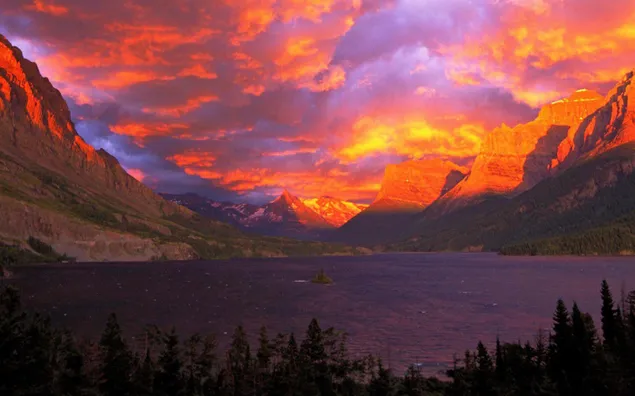 カナダ、アルバータ州のグレイシャー国立公園に沈む夕日