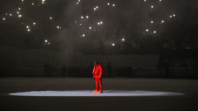 Kanye West presenta el álbum Donda con un verso de Jay Z vestido rojo y fondo blanco y negro descargar