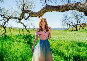 Katherine McNamara în sălbăticie 4K imagine de fundal