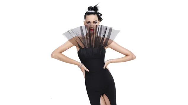 凯蒂佩里穿着白色背景的深开衩黑色套装 4K 壁纸