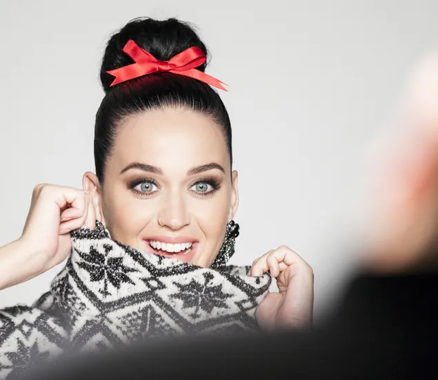 凯蒂佩里的音乐明星，头发上插着红丝带夹，还有一件有图案的毛衣 4K 壁纸