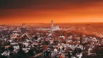 Kaunas orangefarbenes Sonnenuntergangsstadtbild 4K Hintergrundbild