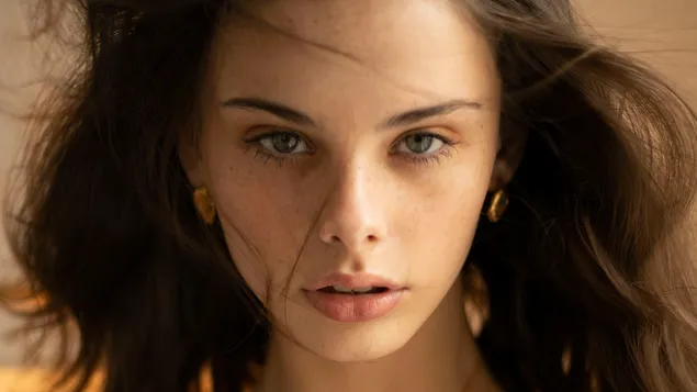 かわいいモデル「メイカ・ウーラード」| バニティティーン写真撮影 ダウンロード