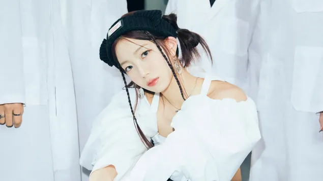 'Kazuha' מבית LE SSERAFIM | קל אלבום (Compact Ver.) צילום 4K טפט