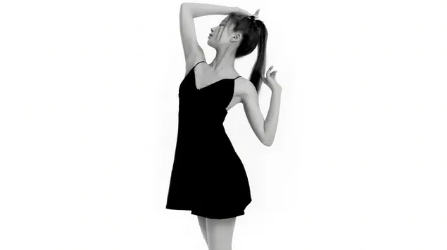 'Kazuha' i kort sort kjole - Le Sserafim (Kpop Girls Group |) 8K tapet