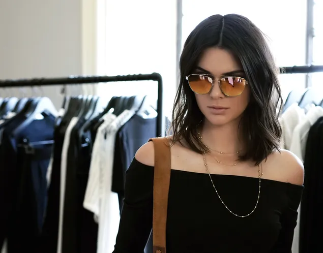 'Kendall Jenner' Berambut Pendek Berkacamata unduhan